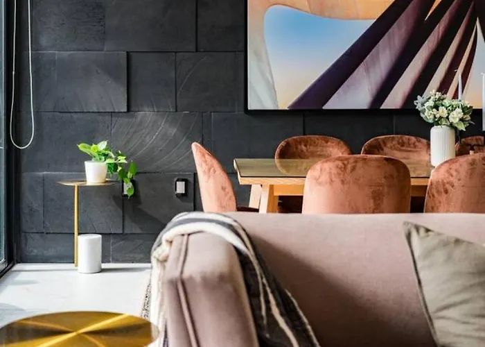 Urban Elegance With Balcony Views Apartamento